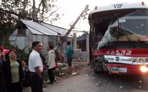 Tài xế buồn ngủ tông gãy trụ điện, 45 khách đi chùa hú vía