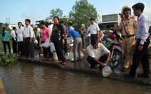 Thả 500kg tôm, cá giống xuống sông