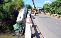 “Giải cứu” xe đầu kéo lao xuống sông