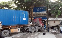 Xe container nổ lốp tông 2 nhà dân