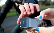 Bị giật điện thoại, cô gái đạp ngã hai tên cướp