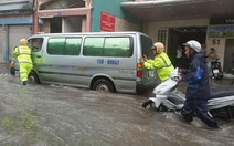 Dân Hải Phòng 'bơi;'trong cơn mưa đầu mùa