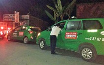 Hơn chục tài xế truy đuổi nghi phạm cướp taxi trong đêm