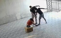 Khởi tố hai người hành hung bà chủ nhà xe vì giành khách