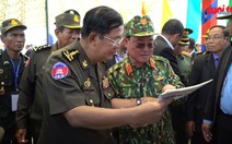 Thượng tướng Trần Đơn đọc cho Thủ tướng Hun Sen bài viết về ông