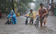 Mưa lớn sau bão số 2, đường phố Hà Nội ngập thành sông