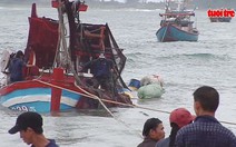 Hàng trăm người cứu tàu cá cùng 8 ngư dân gặp nạn trên biển