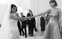 Selena Gomez nắm tay Taylor Swift trong đám cưới thế kỷ