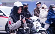 Rét đậm đầu đông, người Hà Nội trùm kín áo ấm, co ro