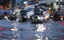 Nhiều người dân TP.HCM 'ướt nhẹp' giờ tan tầm dù trời không mưa