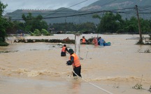Sau hai ngày dầm lũ, 1.000 hộ dân ven quốc lộ 1 xã Diên Khánh, Khánh Hòa được đưa di tản