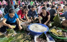 Hàng trăm người xuyên đêm gói bánh chưng, bánh tét gửi đồng bào vùng lũ