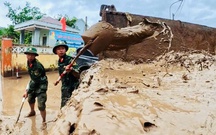 Hàng vạn cán bộ, chiến sĩ cùng dân dọn dẹp trường học, nhà cửa vùng lũ Đắk Lắk