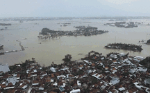 Lụt đã sáu ngày, thôn Hiệp Đồng vẫn bơi xuồng nhận cứu trợ