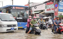 Đường Văn Tiến Dũng ‘chìm’ trong triều cường, người dân chung tay căng bạt, đắp cát ngăn nước