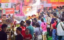 Buổi tối nhộn nhịp tại Ngày của Phở, người dân xếp hàng chờ đến lượt, có tiệm phục vụ cả ngàn tô