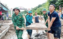 Quân đội, công an dồn lực giúp bà con vùng lũ Nghệ An khắc phục thiệt hại