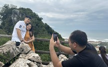 Du khách thích thú khám phá hang động tại Ngũ Hành Sơn dịp đầu năm mới