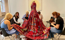 380 nghệ nhân từ 51 quốc gia cùng thêu nên một chiếc váy đỏ