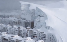 Thực hư loạt ảnh 'tuyết cao như sóng thần nuốt chửng nhiều tòa nhà' sau trận bão tuyết lịch sử ở Nga