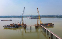 Công trường làm cầu dây văng hơn 11.800 tỉ đồng nối Hà Nội và Hưng Yên
