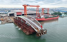 Khoảnh khắc vỡ òa của hàng trăm công nhân hạ thủy vòm thép cầu đi bộ 3.400 tấn