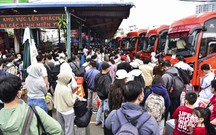Bến xe Miền Tây đông nghịt người chiều 25 Tết, ai cũng ngóng trông được về nhà