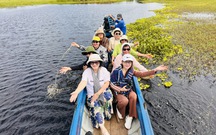 Du khách ngồi vỏ lãi, đội khăn rằn trải nghiệm ngắm cảnh Vườn quốc gia U Minh Thượng