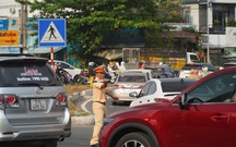 Quốc lộ 1 ùn ứ, tài xế tìm đường vào cao tốc TP.HCM - Trung Lương dù đã bị chặn