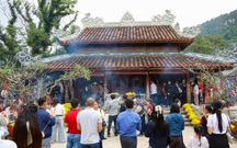 Mùng 6 Tết, hàng ngàn người dân đến chiêm bái ngôi đền thiêng dưới chân đèo Ngang