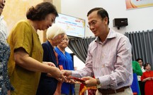 Báo Tuổi Trẻ và phường Đức Nhuận trao quà Tết cho 100 đảng viên