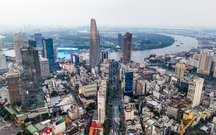 Flycam hướng tuyến đường sắt Bến Thành - Thủ Thiêm, vượt sông Sài Gòn, chạy dọc đường Mai Chí Thọ