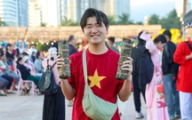 Du khách nước ngoài thích thú gói bánh tét bên biển Đà Nẵng