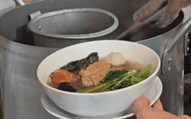 Bún chả quạt, bánh đa đỏ Hải Phòng và bí mật con giấm ở quán Thong Dong