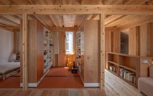 Ngôi nhà có những vách ngăn di động và căn phòng xây trên cột