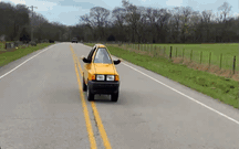 Cắt đôi ô tô Ford thành xe siêu mỏng, nhỏ như xe máy, vẫn chạy taxi công nghệ