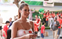 Vợ Hoàng Hên, Quang Vinh đến sân Thiên Trường cổ vũ tuyển Việt Nam đấu Malaysia