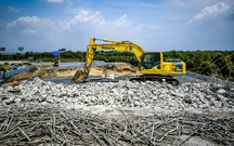 Cận ngày thông xe, tường chắn nhánh cầu vành đai 3 TP.HCM thuộc gói XL1 phải dỡ ra thi công lại