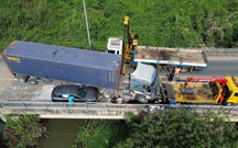 Xe đầu kéo mất lái lao qua phải, ép ô tô 'dính chặt' vào lan can cầu trên đường Võ Chí Công