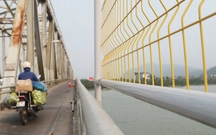 Lắp lưới thép cao 2,5m ở cầu Bến Thủy để ngăn người nhảy cầu