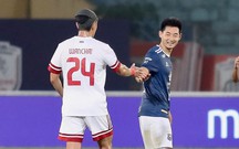 Cầu thủ Campuchia và Thái Lan nắm tay nhau sau trận đấu trên sân Hàng Đẫy