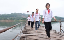 Học sinh ở thủ phủ vải thiều 'đánh liều' qua cầu phao cũ nát để đến trường