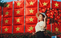 Giới trẻ Đà Nẵng nô nức diện áo dài, duyên dáng chụp ảnh chào mừng lễ 30-4