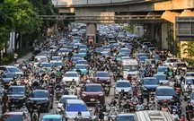 Dòng người ùn ùn rời Hà Nội nghỉ lễ, một ô tô bốc cháy ở đường trên cao