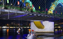 Hàng ngàn du khách thích thú xem công an biểu diễn truy bắt tội phạm như phim trên sông Hàn