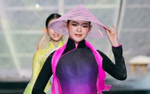 Thay vì kiện vi phạm bản quyền, Trung Đinh cho phép in lại áo dài để bán giá phổ thông