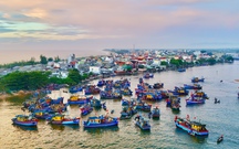 Phiên chợ nổi chỉ họp lúc tờ mờ sáng ở cửa biển Quảng Ngãi
