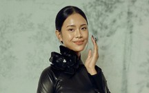 Răng bọc vàng, áo yếm Kinh Bắc vào thiết kế của Võ Việt Chung