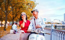 Con đường ngập lá vàng như 'mùa thu TP.HCM' hút nhiều người đến chụp ảnh