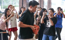 Đình Bắc gây sốt, fan nữ vây quanh khi hội quân đội tuyển Việt Nam
